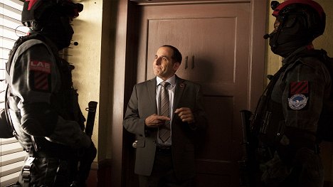 Peter Jacobson - Colony - Lost Boy - Photos
