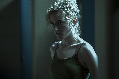 Julia Garner - Ozark - Blue Cat - Photos