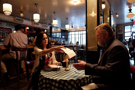 Mary-Louise Parker, Brendan Gleeson - Mr. Mercedes - Cloudy, with a Chance of Mayhem - Z filmu