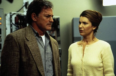 Victor Garber, Peri Gilpin - The Outer Limits - Out of Body - Photos