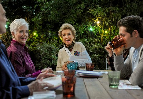 Shirley Jones, Cloris Leachman, Lucas Neff - Raising Hope - Hot Dish - De la película