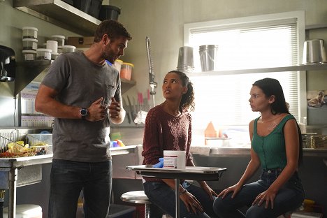 Alex Roe, Fola Evans-Akingbola, Eline Powell - Siren - Natural Order - Do filme