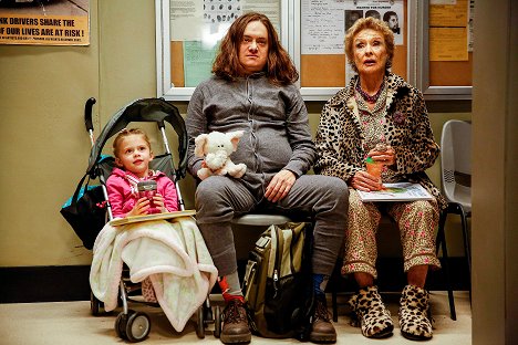 Todd Giebenhain, Cloris Leachman - Raising Hope - Baby Phat - Van film