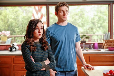 Shannon Woodward, Lucas Neff - Raising Hope - How I Met Your Mullet - Photos