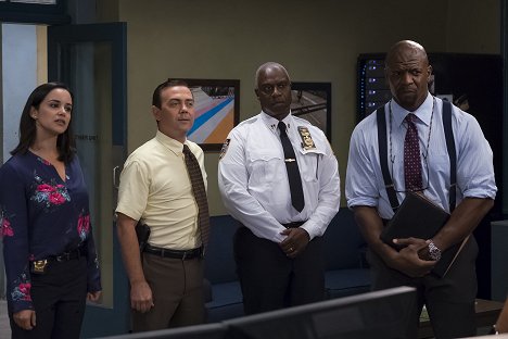 Melissa Fumero, Joe Lo Truglio, Andre Braugher, Terry Crews - Brooklyn 9-9 - Wieczór gier - Z filmu