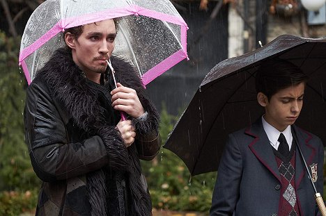Robert Sheehan, Aidan Gallagher - The Umbrella Academy - We Only See Each Other at Weddings and Funerals - Van film