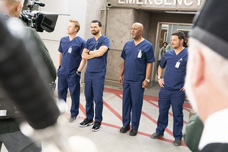 Kevin McKidd, Jesse Williams, James Pickens Jr., Justin Chambers - Grey's Anatomy - I Walk The Line - Tournage