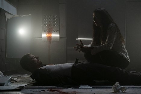 Matt Lauria, Natalie Martinez - Do temnoty - Dole - Z filmu