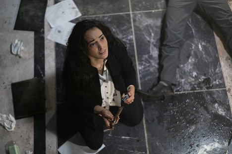 Natalie Martinez - Into the Dark - Abwärts - Filmfotos