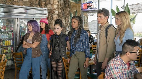 Ariela Barer, Allegra Acosta, Lyrica Okano, Ajiona Alexus, Gregg Sulkin, Virginia Gardner - Runaways - Big Shot - De la película