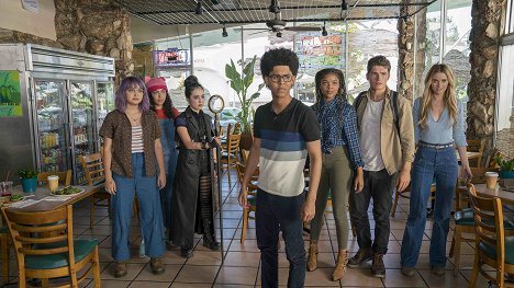 Ariela Barer, Allegra Acosta, Lyrica Okano, Rhenzy Feliz, Ajiona Alexus, Gregg Sulkin, Virginia Gardner - Runaways - Big Shot - Z filmu