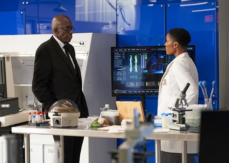 Bill Duke, Christine Adams - Black Lightning - Le Livre des secrets : Chapitre trois : La colonne de feu - Film