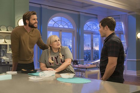 Liam Hemsworth, Rebel Wilson, Adam Devine - Isn't It Romantic - Van film