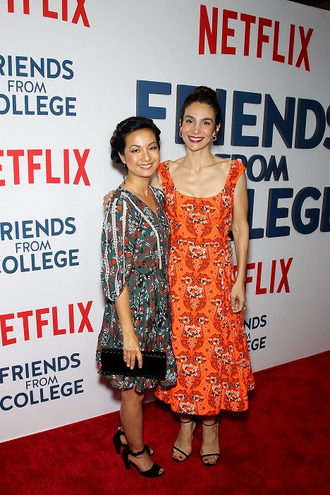 Netflix Original Series "Friends From College" Premiere, held at the AMC Loews 34th Street on Monday, June 26th, 2017, in New York, NY - Jae Suh Park, Annie Parisse - Přátelé z výšky - Série 1 - Z akcí