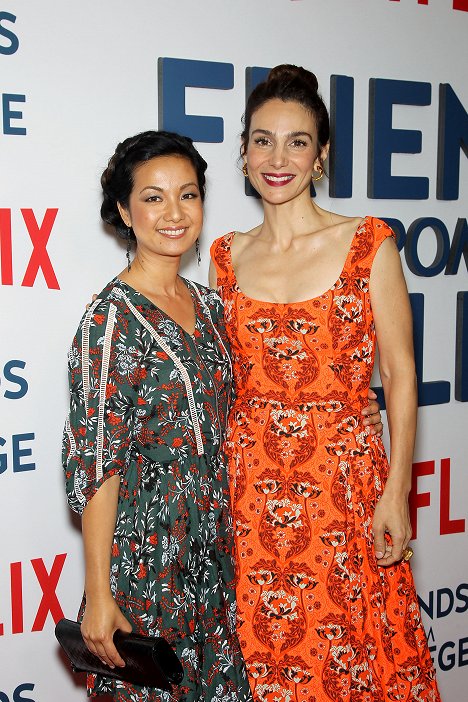 Netflix Original Series "Friends From College" Premiere, held at the AMC Loews 34th Street on Monday, June 26th, 2017, in New York, NY - Jae Suh Park, Annie Parisse - Přátelé z výšky - Série 1 - Z akcí