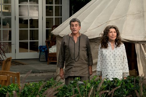 Paul Michael Glaser, Lily Tomlin - Grace and Frankie - The Ceremony - Van film