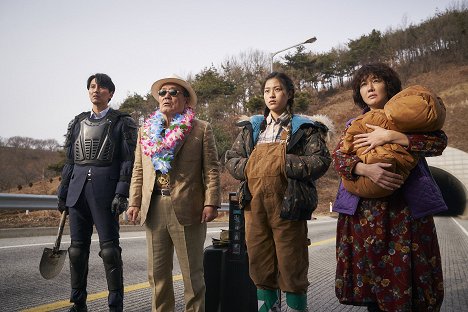 Nam-gil Kim, In-hwan Park, Soo-kyeong Lee, Ji-won Eom - Gimyohan gajok - Z filmu