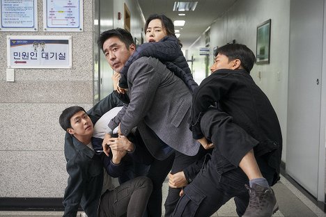 Myeong Gong, Seung-ryong Ryoo, Honey Lee - Extreme Job - Photos