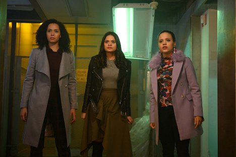 Madeleine Mantock, Melonie Diaz, Sarah Jeffery - Charmed - Bug a Boo - Filmfotók