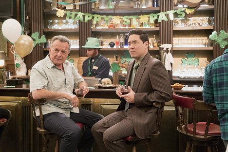 Ray Wise, Randall Park - Fresh Off the Boat - Echte Action - Filmfotos