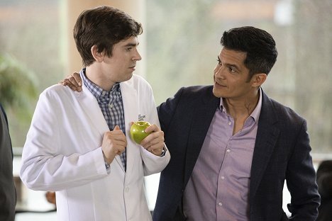 Freddie Highmore, Nicholas Gonzalez - Doktor Murphy - Összeomlás - Filmfotók