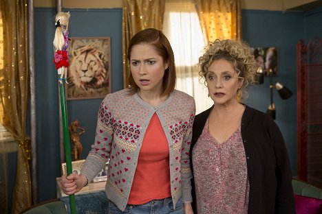 Ellie Kemper, Carol Kane - Unbreakable Kimmy Schmidt - Kimmy Learns About the Weather! - Photos
