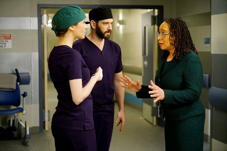 Norma Kuhling, Colin Donnell, S. Epatha Merkerson - Chicago Med - Verdachtsfälle - Filmfotos