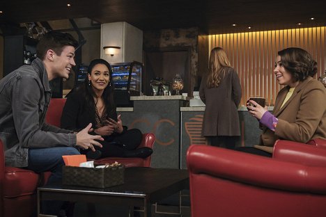 Grant Gustin, Candice Patton, Jessica Parker Kennedy - The Flash - Failure is an Orphan - Photos