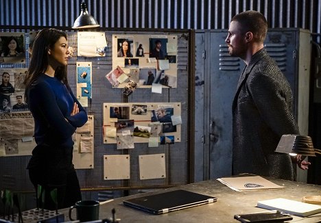 Kelly Hu, Stephen Amell - Arrow - Bratři a sestry - Z filmu