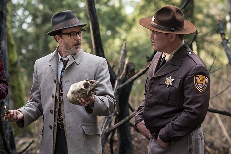 Aidan Gillen, Ty Olsson - Project Blue Book - The Scoutmaster - Filmfotos