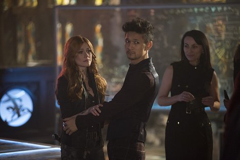 Katherine McNamara, Harry Shum Jr. - Shadowhunters: The Mortal Instruments - Beati Bellicosi - Van film