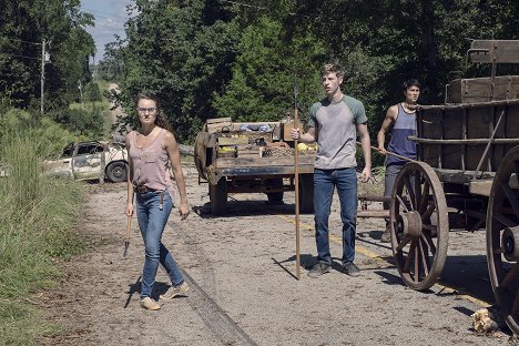 Kelley Mack, Jackson Pace - The Walking Dead - Engpass - Filmfotos
