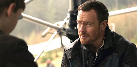 Toby Stephens - Ztraceni ve vesmíru - Vysílání - Z filmu