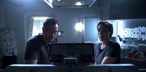 Toby Stephens, Molly Parker - Lost in Space - Trajectory - Photos