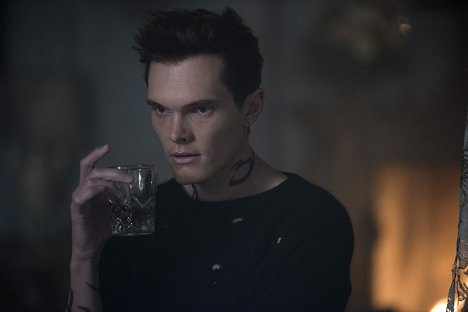 Luke Baines - Shadowhunters: The Mortal Instruments - A Kiss from a Rose - Photos
