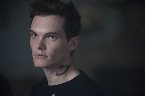 Luke Baines - Shadowhunters: The Mortal Instruments - A Kiss from a Rose - Photos