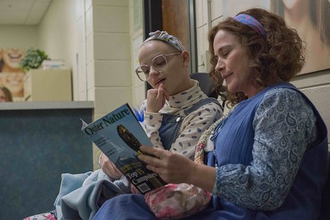 Joey King, Patricia Arquette - The Act - Teeth - De la película