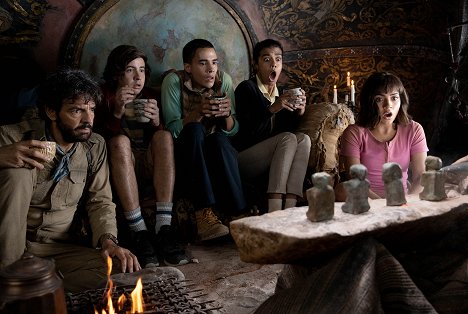 Eugenio Derbez, Nicholas Coombe, Jeffrey Wahlberg, Madeleine Madden, Isabela Merced - Dora the Explorer - Van film