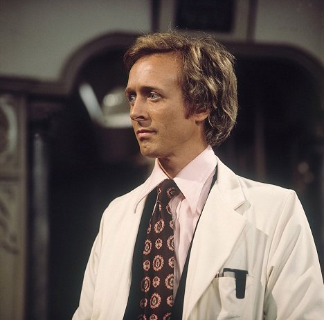 Geoffrey Davies - Doctor in Charge - De la película