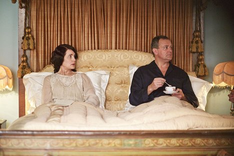 Elizabeth McGovern, Hugh Bonneville - Downton Abbey - Episode 1 - Van film