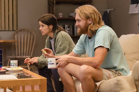 Sonya Cassidy, Wyatt Russell - Lodge 49 - Moments of Truth in Service - Filmfotos