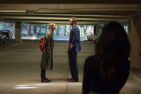 Mackenzie Davis, Lee Pace - PC Rebeli - Extract and Defend - Z filmu