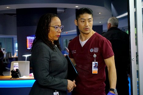 S. Epatha Merkerson, Brian Tee - Chicago Med - The Space Between Us - Z filmu