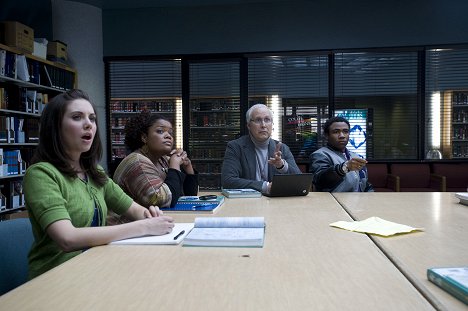 Alison Brie, Yvette Nicole Brown, Chevy Chase, Donald Glover - Community - Piloto - De la película