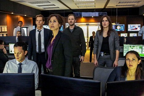 Kevin Bacon, Valerie Cruz, Shawn Ashmore, Jessica Stroup - The Following - Boxed In - Photos