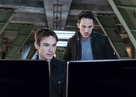 Tyler Blackburn, Michael Trevino - Roswell, New Mexico - I Don't Want to Miss a Thing - Photos