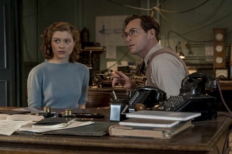 Sophie Cookson, Stephen Campbell Moore - Red Joan - Photos