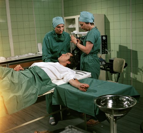 Viktor Preiss, Eliška Balzerová, Jana Štěpánková - Das Krankenhaus am Rande der Stadt - Der Konflikt - Filmfotos