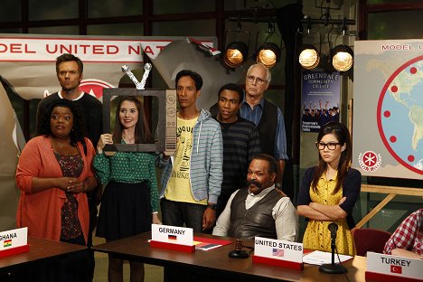 Yvette Nicole Brown, Joel McHale, Alison Brie, Danny Pudi, Donald Glover, Chevy Chase, Irene Choi - Community - Geography of Global Conflict - Photos