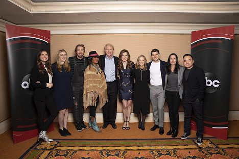 “Bless This Mess” Session – The cast and executive producers of ABC’s “Bless This Mess” addressed the press at the 2019 TCA Winter Press Tour, at The Langham Huntington, in Pasadena, California - Lake Bell, Elizabeth Meriwether, Dax Shepard, Pam Grier, Ed Begley Jr. - Bless This Mess - Eventos